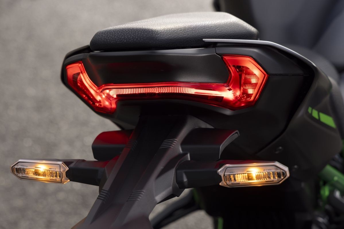 Kawasaki Z900: ecco la naked che da oggi vorrete comprare (e non solo per il prezzo...) +VIDEO+